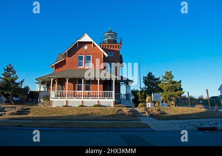 Piccolo faro di mattoni rossi sulla costa atlantica del New Jersey nella città di Sea Girt in una giornata luminosa e soleggiata Foto Stock