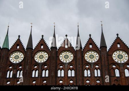 Il tetto ornato del municipio di Stralsund Foto Stock