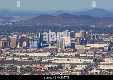 Il Dobbin's Lookout è appollaiato in cima a Phoenix, il famoso South Mountain Park dell'Arizona, e offre ai turisti una vista fenomenale della città. Foto Stock