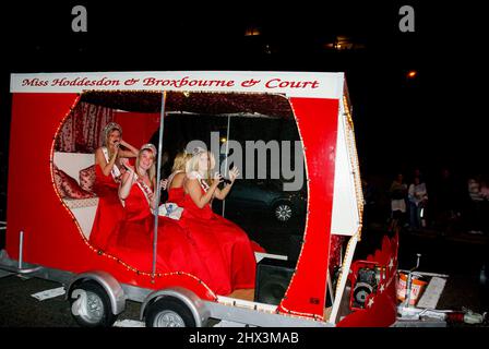 Hoddesdon e Broxbourne Carnival Court Girls on float, Southend Carnival 2008. Lungo Western Esplanade, Southend on Sea, Essex, Regno Unito. Foto Stock