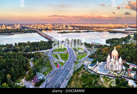 Ponte di Paton e una chiesa a Kiev, Ucraina Foto Stock