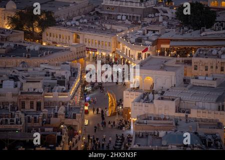 Vista aerea di Souq Waqif. Principale attrazione turistica che vende abiti tradizionali, spezie, artigianato e souvenir. Foto Stock