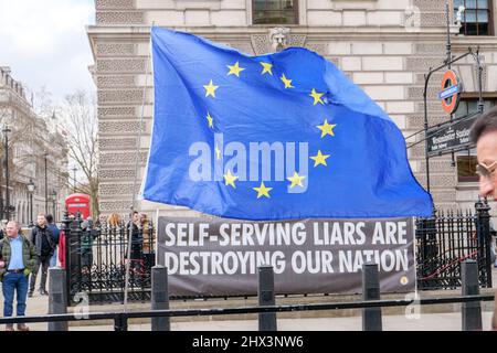 Londra, Inghilterra. 9th marzo 2022. La bandiera europea con un banner che dice "i Liars serventi stanno distruggendo gli attivisti anti-conservatori della nostra nazione fuori dal Parlamento per protestare contro il governo conservatore e il primo ministro britannico, Boris Johnsons, coinvolgimento nella Brexit. Credit: SMP News / Alamy Live News Foto Stock