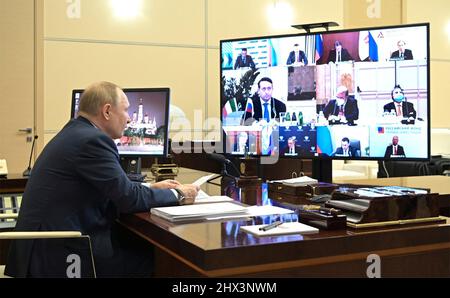 Mosca, Russia. 26 Gennaio 2022. Il presidente russo Vladimir Putin presiede un incontro con gli uomini d'affari italiani tramite videoconferenza dalla residenza ufficiale di Novo-Ogaryovo, 26 gennaio 2022 fuori Mosca, Russia. Foto Stock