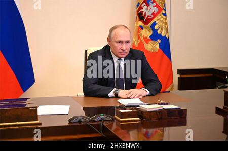 Mosca, Russia. 03 marzo 2022. Il presidente russo Vladimir Putin presiede una riunione dei membri permanenti del Consiglio di sicurezza tramite videoconferenza dalla residenza ufficiale di Novo-Ogaryovo, 3 marzo 2022 fuori Mosca, Russia. Foto Stock