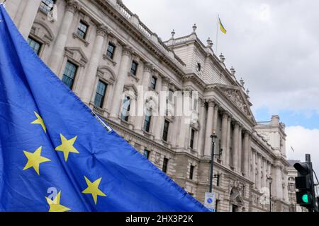 Londra, Inghilterra. 9th marzo 2022. Una bandiera europea su Whitehall con una bandiera Ucraina a pieno palo su un edificio sul tetto. Credit: SMP News / Alamy Live News Foto Stock