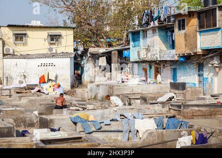 Vista di file di penne di lavaggio in cemento al Mahalaxmi Dhobi Ghat, una grande lavanderia all'aperto a Mumbai, India Foto Stock