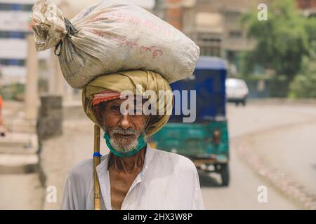 Vecchio uomo pakistano con la barba nel centro della città di Peshawar Foto Stock