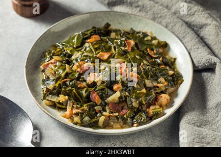 Verdure da collezione fatte in casa del sud saltate con cipolla e pancetta Foto Stock