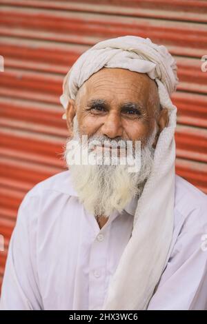 Vecchio uomo pakistano con la barba nel centro della città di Peshawar Foto Stock
