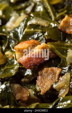 Verdure da collezione fatte in casa del sud saltate con cipolla e pancetta Foto Stock