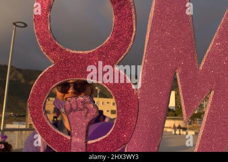 8 marzo 2022, tenerife, Spagna: Concentrazioni di donne nella Giornata della donna ad Arona e Adeje che rivendicano i diritti delle donne nel mondo. (Credit Image: © Mercedes Menendez/Pacific Press via ZUMA Press Wire) Foto Stock