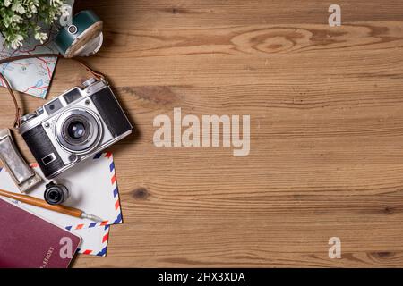 Gadget da viaggio su blu e rosa sfondo pastello Foto stock - Alamy