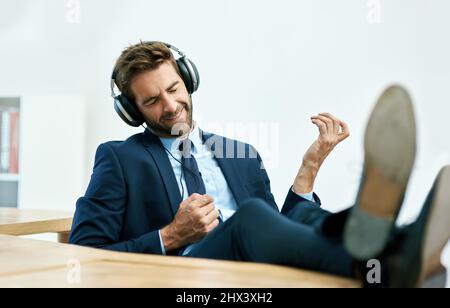 Impegnati nella vita aziendale. Scatto di un bel giovane uomo d'affari nel suo ufficio. Foto Stock