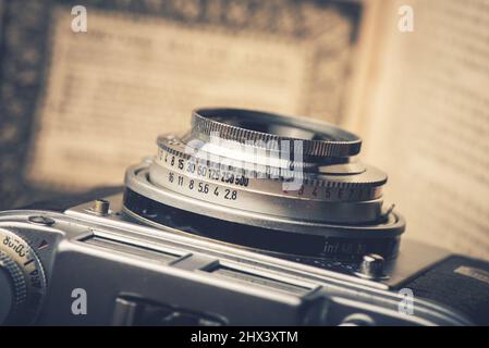 Dettagli closeup sull'obiettivo della fotocamera da film vintage. Foto Stock