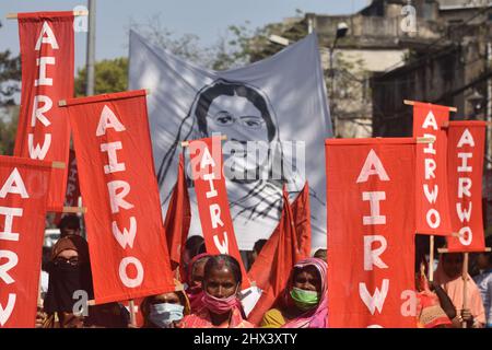 Kolkata, India. 08th Mar 2022. (3/8/2022) varie Women Right Organization hanno organizzato un raduno sulla Giornata internazionale della donna, come osservato il 8th marzo di ogni anno in tutto il mondo. Il tema di quest'anno è "l'uguaglianza di genere oggi per un domani sostenibile", e "l'invito ad un'azione climatica per le donne, da parte delle donne". Rafforzare il sistema di sostegno ai disabili, ai trasporti, alle queer e alle donne per creare una società inclusiva. (Foto di Sukhomoy Sen/Pacific Press/Sipa USA) Credit: Sipa USA/Alamy Live News Foto Stock