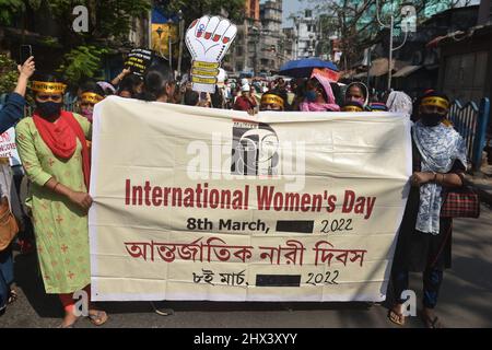 Kolkata, India. 08th Mar 2022. (3/8/2022) varie Women Right Organization hanno organizzato un raduno sulla Giornata internazionale della donna, come osservato il 8th marzo di ogni anno in tutto il mondo. Il tema di quest'anno è "l'uguaglianza di genere oggi per un domani sostenibile", e "l'invito ad un'azione climatica per le donne, da parte delle donne". Rafforzare il sistema di sostegno ai disabili, ai trasporti, alle queer e alle donne per creare una società inclusiva. (Foto di Sukhomoy Sen/Pacific Press/Sipa USA) Credit: Sipa USA/Alamy Live News Foto Stock