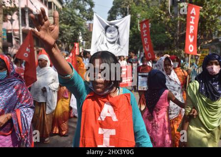 Kolkata, India. 08th Mar 2022. (3/8/2022) varie Women Right Organization hanno organizzato un raduno sulla Giornata internazionale della donna, come osservato il 8th marzo di ogni anno in tutto il mondo. Il tema di quest'anno è "l'uguaglianza di genere oggi per un domani sostenibile", e "l'invito ad un'azione climatica per le donne, da parte delle donne". Rafforzare il sistema di sostegno ai disabili, ai trasporti, alle queer e alle donne per creare una società inclusiva. (Foto di Sukhomoy Sen/Pacific Press/Sipa USA) Credit: Sipa USA/Alamy Live News Foto Stock