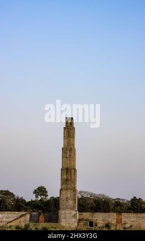 Abbandonato vecchio forno di mattone sulla zona urbana con spazio di copia Foto Stock