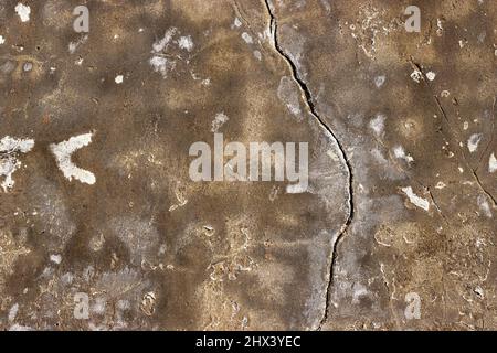 Vista ravvicinata della superficie della parete in gesso di calcestruzzo rotto invecchiato per lo sfondo della texture Foto Stock