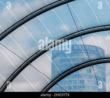 Vista astratta dell'edificio Rotunda vista dalla Grand Central Station. Il Rotunda è uno degli edifici più iconici di Birmingham. Foto Stock