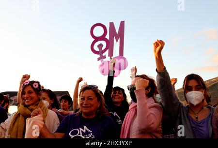 Spagna. 08th Mar 2022. Concentrazioni di donne in giornata a Arona e Adeje vicino Tenerife, Spagna rivendicando per i diritti delle donne nel mondo il 8 marzo 2022. (Foto di Mercedes Menendez/Pacific Press/Sipa USA) Credit: Sipa USA/Alamy Live News Foto Stock