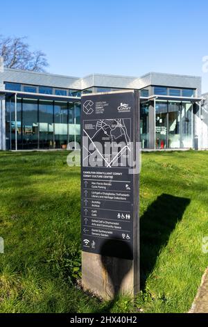 Conwy North Wales UK Marzo 2022 moderno edificio biblioteca centro culturale e caffè vicino alla città murata mercato Foto Stock