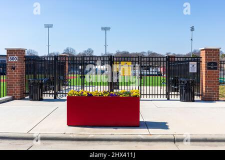 GASTONIA, NC, USA-3 MARZO 2022: Ingresso con cancello al CaroMont Health Park, lo stadio di baseball Gastonia nel distretto DI FUSE. Foto Stock