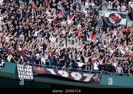 Sevilla, Spagna. 09th Mar 2022. Calcio: Europa League, round knockout, round di 16, prima gamba. Betis Sevilla - Eintracht Frankfurt all'Estadio Benito Villamarin. Tifosi di Eintracht prima della partita. Credit: Daniel Gonzalez Acuna/dpa/Alamy Live News Foto Stock