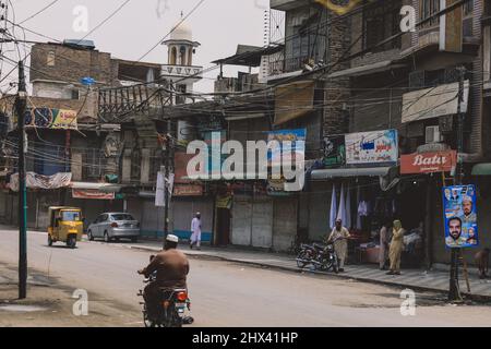 La gente del posto nel centro città di Peshawar strade affollate Foto Stock