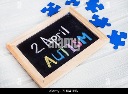 Autismo scritto su lavagna, 2 aprile giornata mondiale autismo Foto Stock