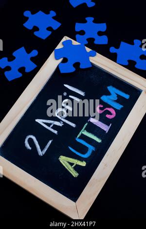 Autismo scritto su lavagna, 2 aprile giornata mondiale autismo Foto Stock