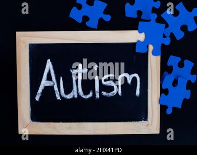 Autismo scritto su lavagna, 2 aprile giornata mondiale autismo Foto Stock