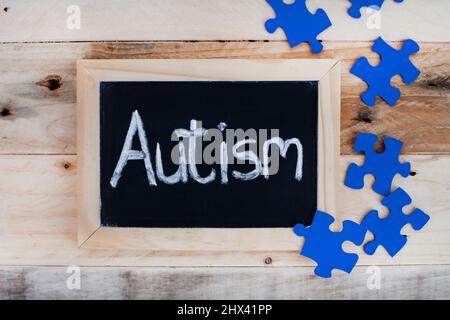 Autismo scritto su lavagna, 2 aprile giornata mondiale autismo Foto Stock