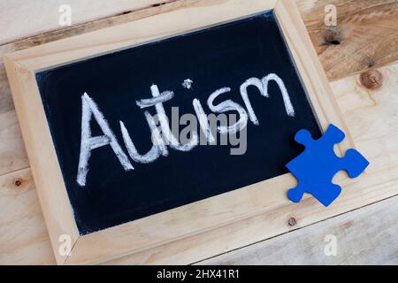 Autismo scritto su lavagna, 2 aprile giornata mondiale autismo Foto Stock