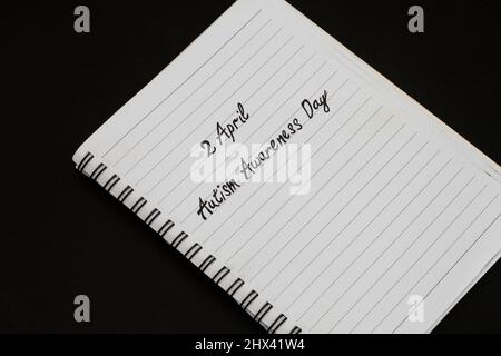 Giornata di sensibilizzazione sull'autismo 2 aprile, scritta a mano su un taccuino Foto Stock