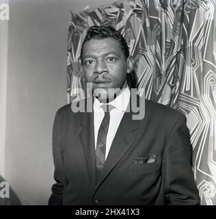 1964, storico, musicista americano, cantante blues e musicista armonico Little Walter, Borough Assembly Hall, Aylesbury, Inghilterra, Regno Unito. Nato nel 1930 in Louisiana, USA come Marion Walter Jacobs ma conosciuto come Little Walter, il suo gioco di armoniche blues era innovativo per il suo tempo e ha stabilito lo standard per i giocatori di armoniche blues e rock moderni. Nel 2008, quarant'anni dopo la sua morte prematura, Fu introdotto nella Rock and Roll Hall of Fame. Foto Stock