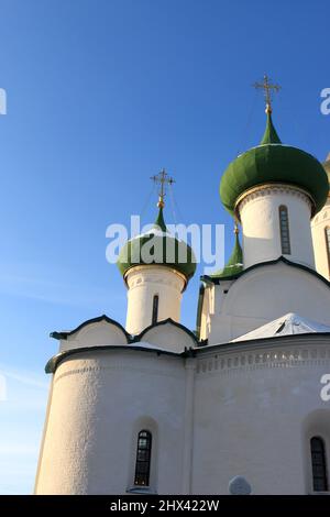 Lato della cattedrale della Trasfigurazione. La cattedrale principale del monastero del Salvatore e di Sant'Eutimio a Suzdal fu costruita nel 16th secolo Foto Stock