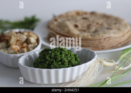 Condimento con aglio verde piccante, a base di aglio primaverile, foglie di coriandolo, peperoncino verde e olio di cocco. Noto anche come hara lehsun chutney. Sparato lungo Foto Stock