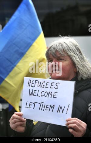 Londra, Regno Unito. 09th Mar 2022. Un manifestante sostiene un cartello che accoglie più rifugiati provenienti dalla guerra Ucraina.i manifestanti in Piazza del Parlamento chiedono al governo di fare di più per aiutare ad alleviare la crisi dei rifugiati che emana dalla guerra in Ucraina. Finora il governo britannico ha lasciato in Ucraina solo poche centinaia. Credit: SOPA Images Limited/Alamy Live News Foto Stock