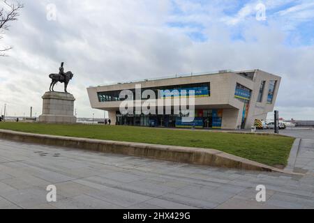 Terminal dei traghetti di Pier Head e statua del re Edoardo VII a Pier Head, Liverpool Foto Stock