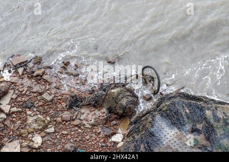 Vecchia bici arrugginita gettata nel fiume Mersey Foto Stock