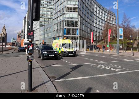 Veicoli e ambulanza di emergenza che viaggiano lungo lo Strand a Liverpool Foto Stock