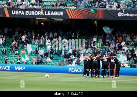 Sevilla, Spagna. 09th Mar 2022. Calcio, Europa League, round knockout, round di 16, prima gamba, Betis Sevilla - Eintracht Frankfurt, Estadio Benito Villamarin: I giocatori di Francoforte prima dell'inizio della partita. Credit: Daniel Gonzalez Acuna/dpa/Alamy Live News Foto Stock