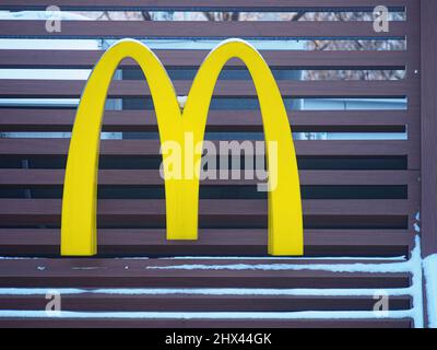 Il logo della catena di fast food McDonald's visto sul tetto del ristorante. Foto Stock