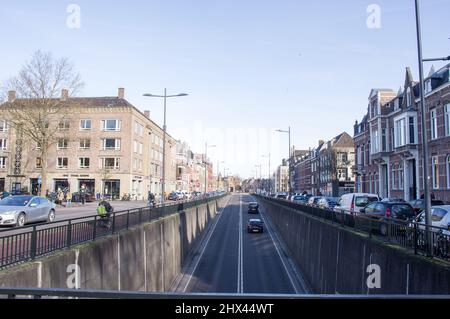 'S-Hertogenbosch, Paesi Bassi - 12 febbraio 2022: Traffico proveniente da sotto un tunnel nel centro della città Foto Stock