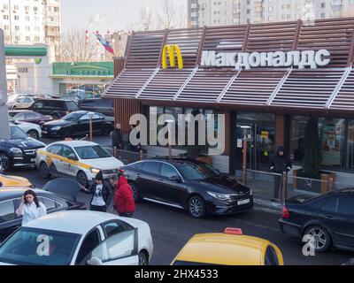 Mosca, Russia. 9th Mar 2022. Il logo della catena di fast food McDonald's visto sul tetto del ristorante. (Credit Image: © Alexander Sayganov/SOPA Images via ZUMA Press Wire) Foto Stock