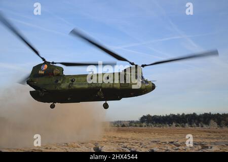 Elicottero Chinook volo basso in un ambiente sabbioso, olandese Air Force CH-47 Chinook Foto Stock