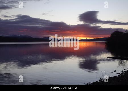 Favoloso tramonto invernale sul Loch Rannoch, Kinloch Rannoch, Perthshire, Scozia, Regno Unito Foto Stock
