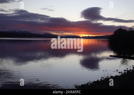 Favoloso tramonto invernale sul Loch Rannoch, Kinloch Rannoch, Perthshire, Scozia, Regno Unito Foto Stock